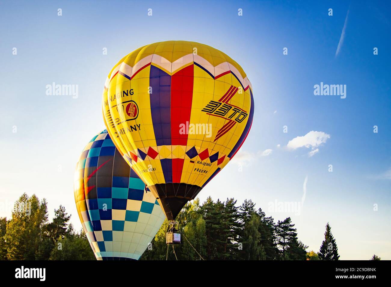 Tver, Russia - 07. Settembre 2019: Festa di mongolfiera, mongolfiere multicolore nel cielo Foto Stock