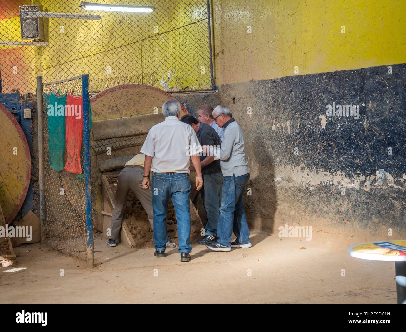 Bogotà, Colombia - Septemebr 12, 2019: colombiano di uomini giocano tejo gioco in locali del Tejo club.Tejo, noto anche, ad un grado minore, come turmeque, ho Foto Stock