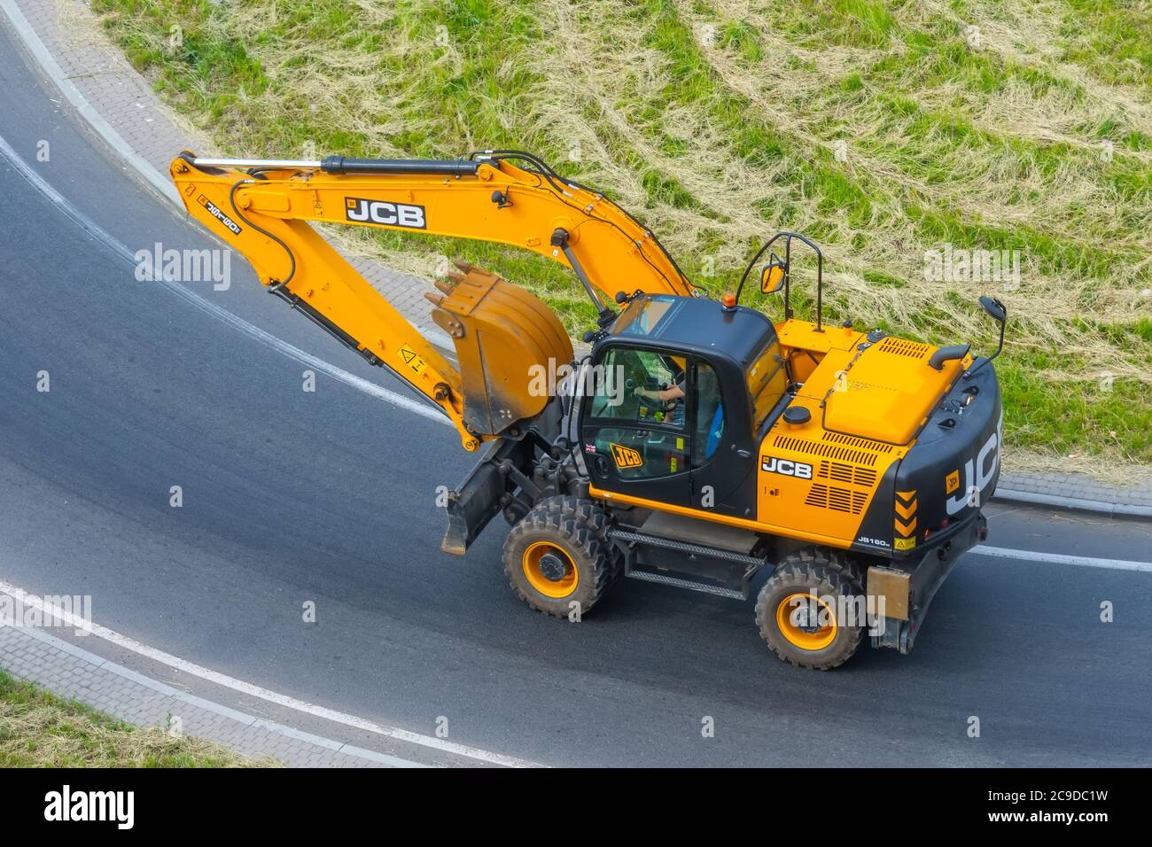 L'escavatore giallo JCB JS160W viaggia sulla strada per svoltare. Russia, San Pietroburgo. 16 giugno 2020 Foto Stock