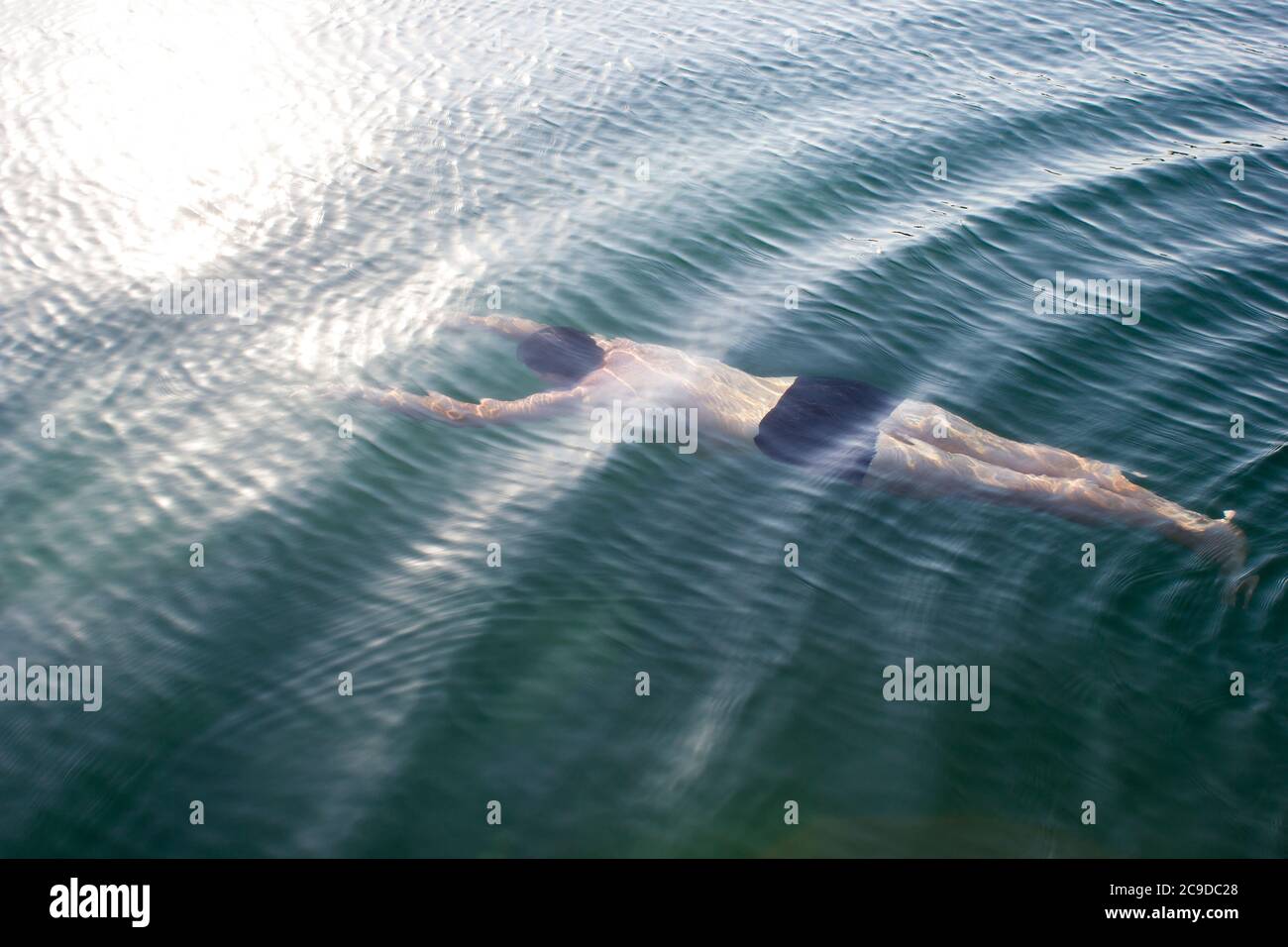 Maschio giovane nuotatore subacqueo - sfondo estate mare soleggiato, lezioni di nuoto, immersioni Foto Stock