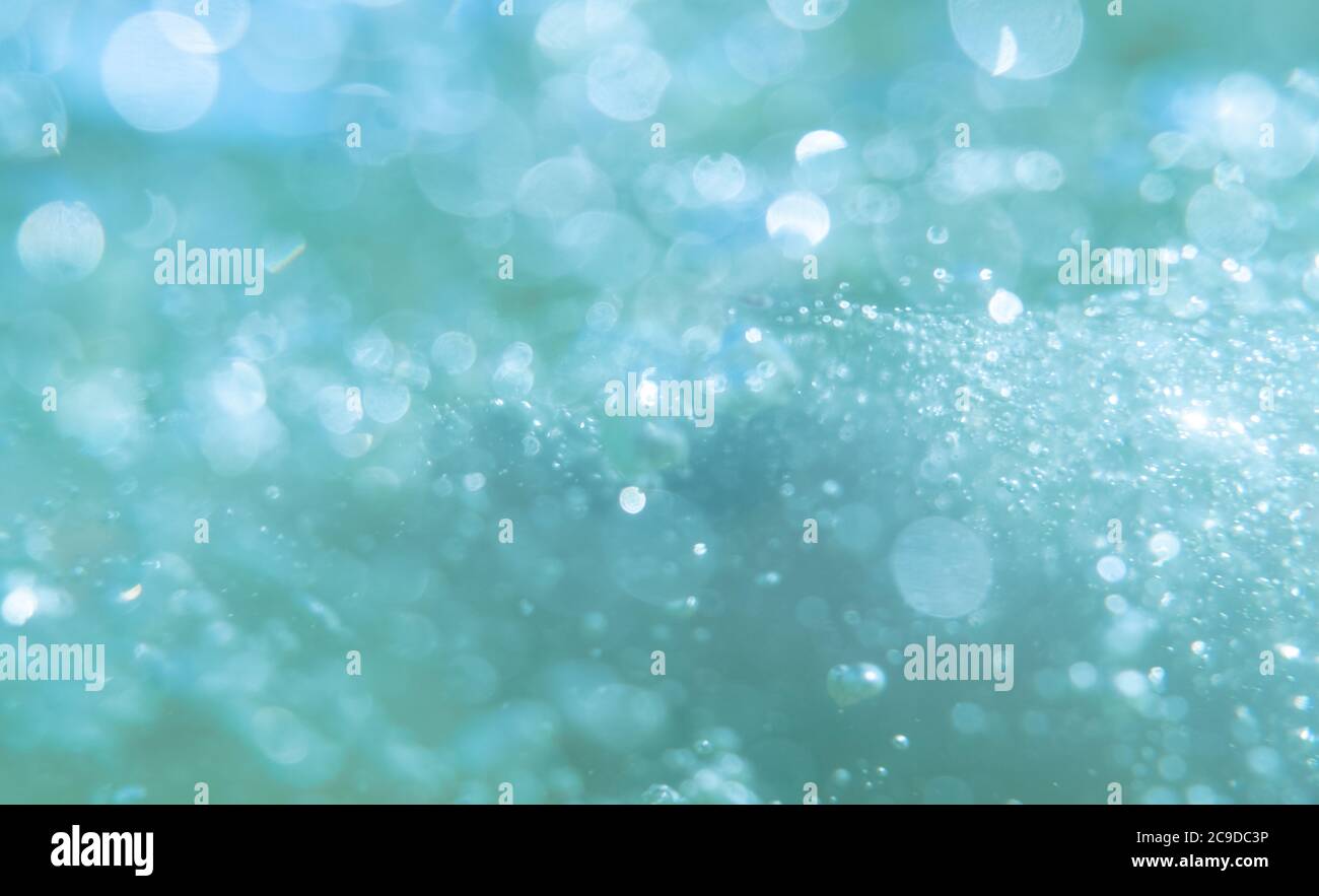 sfondo astratto sfocato con bolle. Bolle subacquee con una brillante sfocatura attraverso la superficie dell'acqua Foto Stock