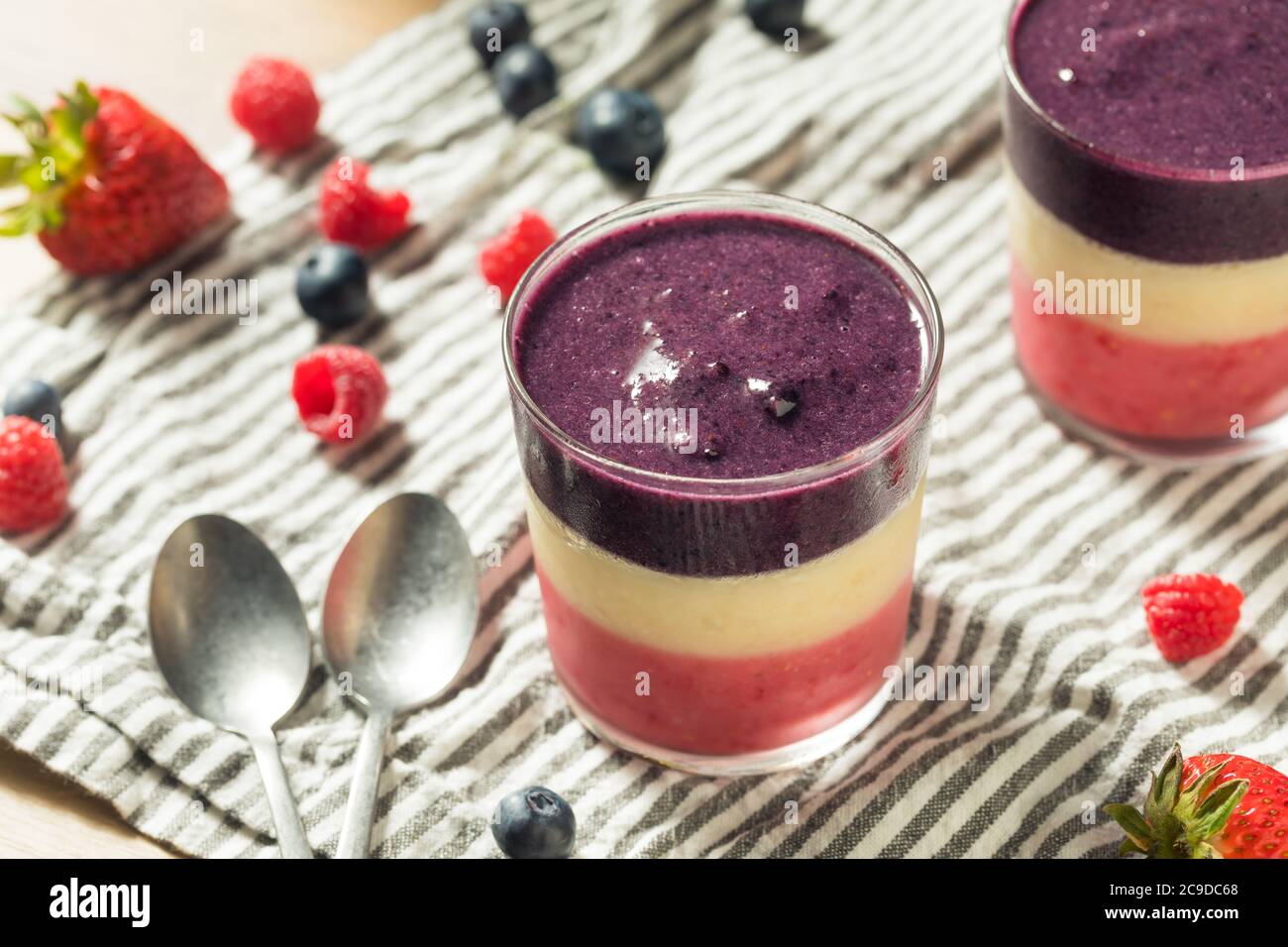 Prima colazione sana di Red White Blue fatta in casa Smoothie con Berries Foto Stock