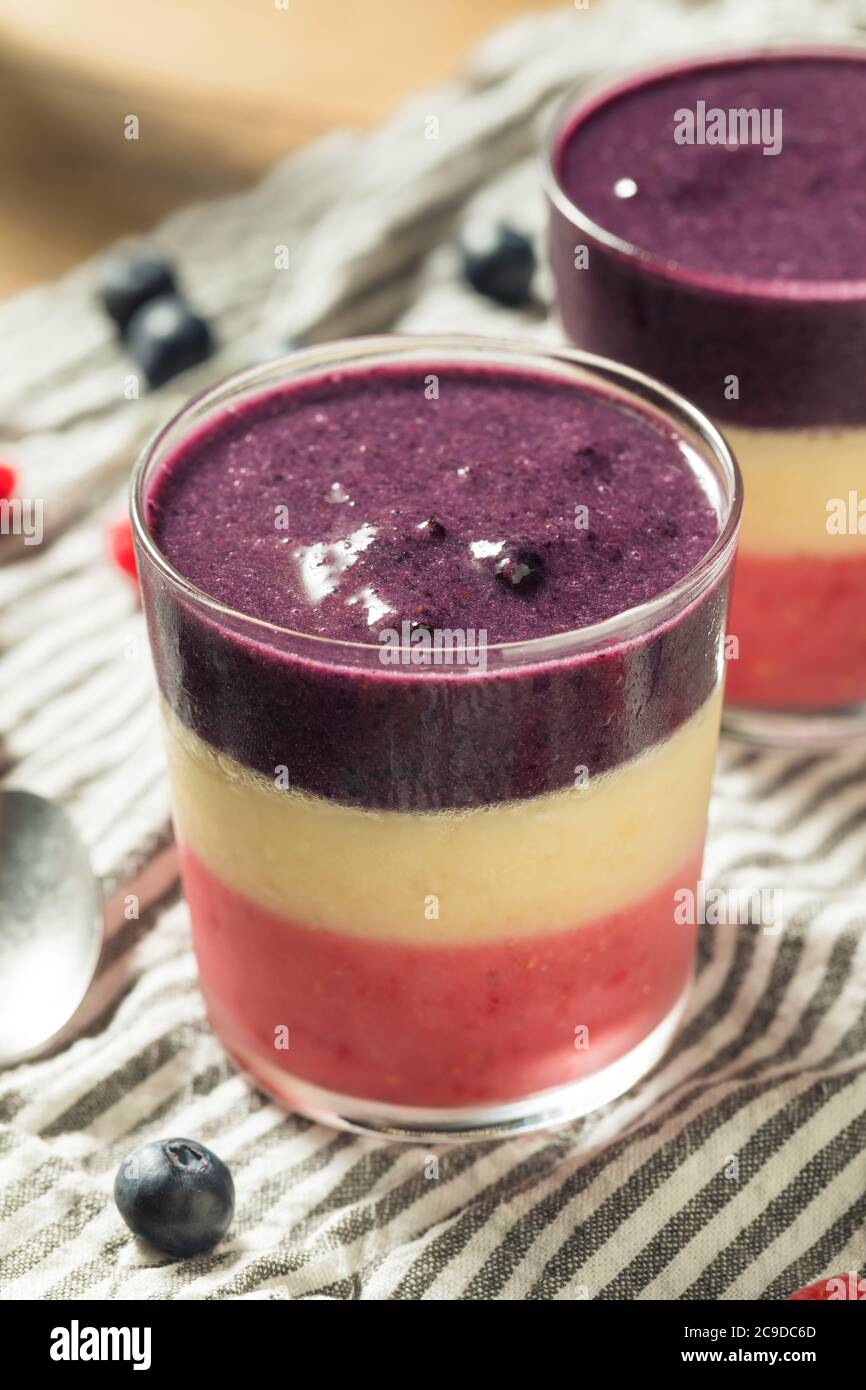 Prima colazione sana di Red White Blue fatta in casa Smoothie con Berries Foto Stock