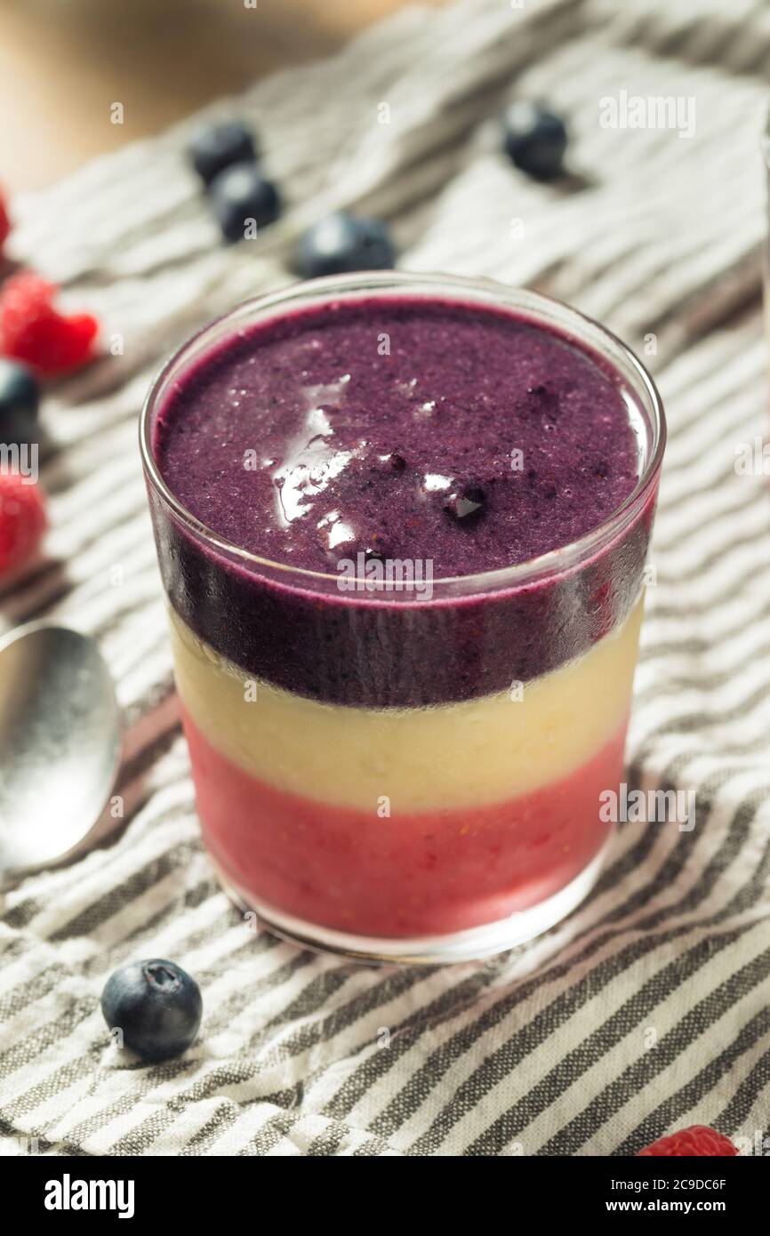 Prima colazione sana di Red White Blue fatta in casa Smoothie con Berries Foto Stock