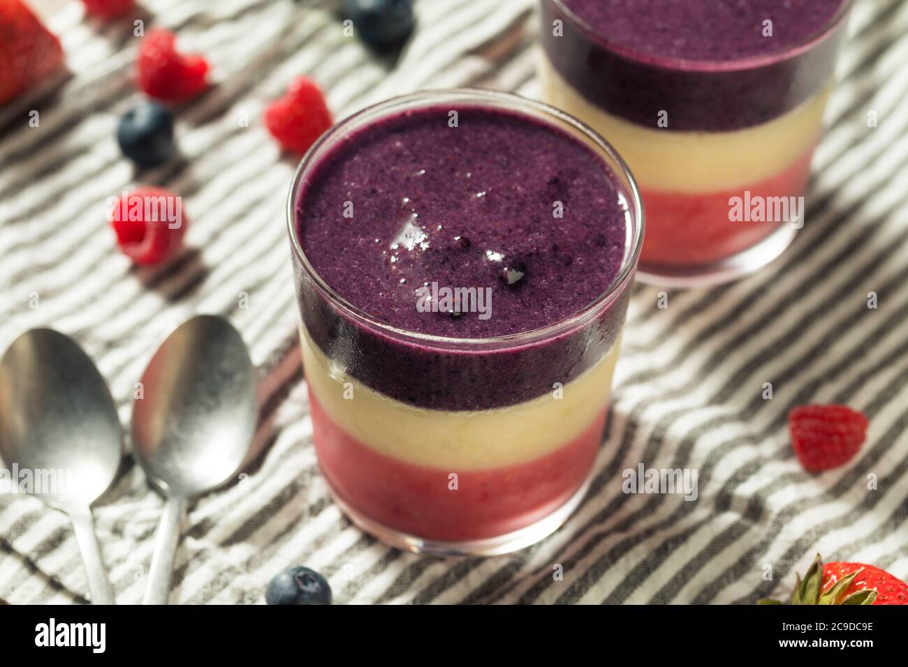 Prima colazione sana di Red White Blue fatta in casa Smoothie con Berries Foto Stock