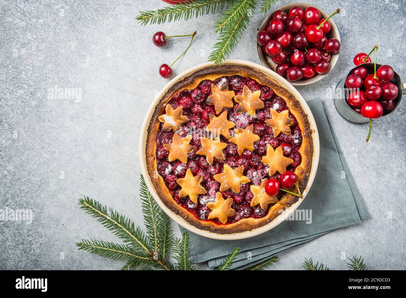 Pi giorno Torta di ciliegie - In casa tradizionale torta di ciliegie con Pi segno per marzo XIV, vacanze in bianco sullo sfondo di legno, vista dall'alto, copia dello spazio. Foto Stock