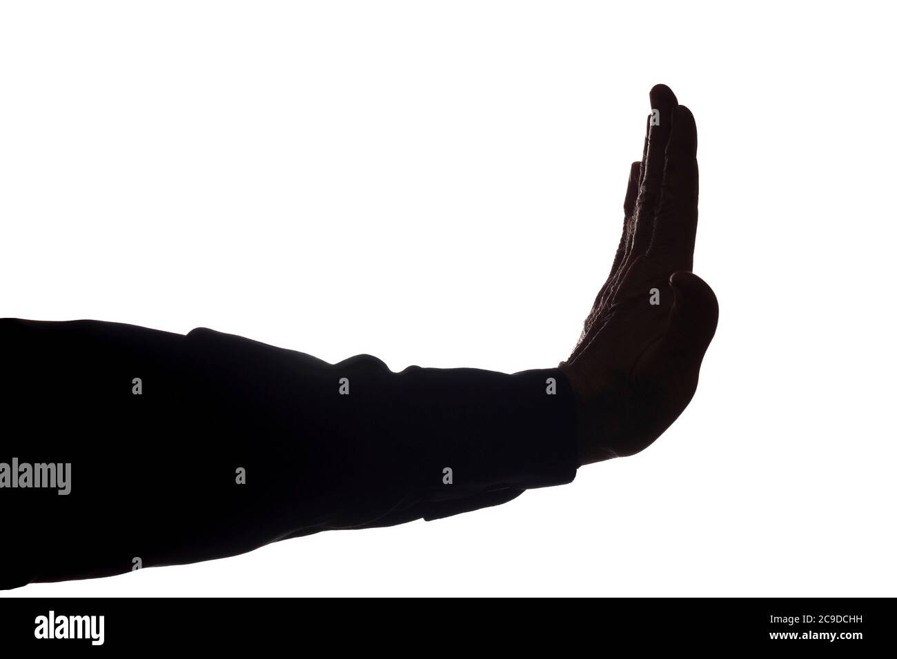 La mano del vecchio uomo mostra un simbolo di stop, negazione, discordia - silhouette Foto Stock