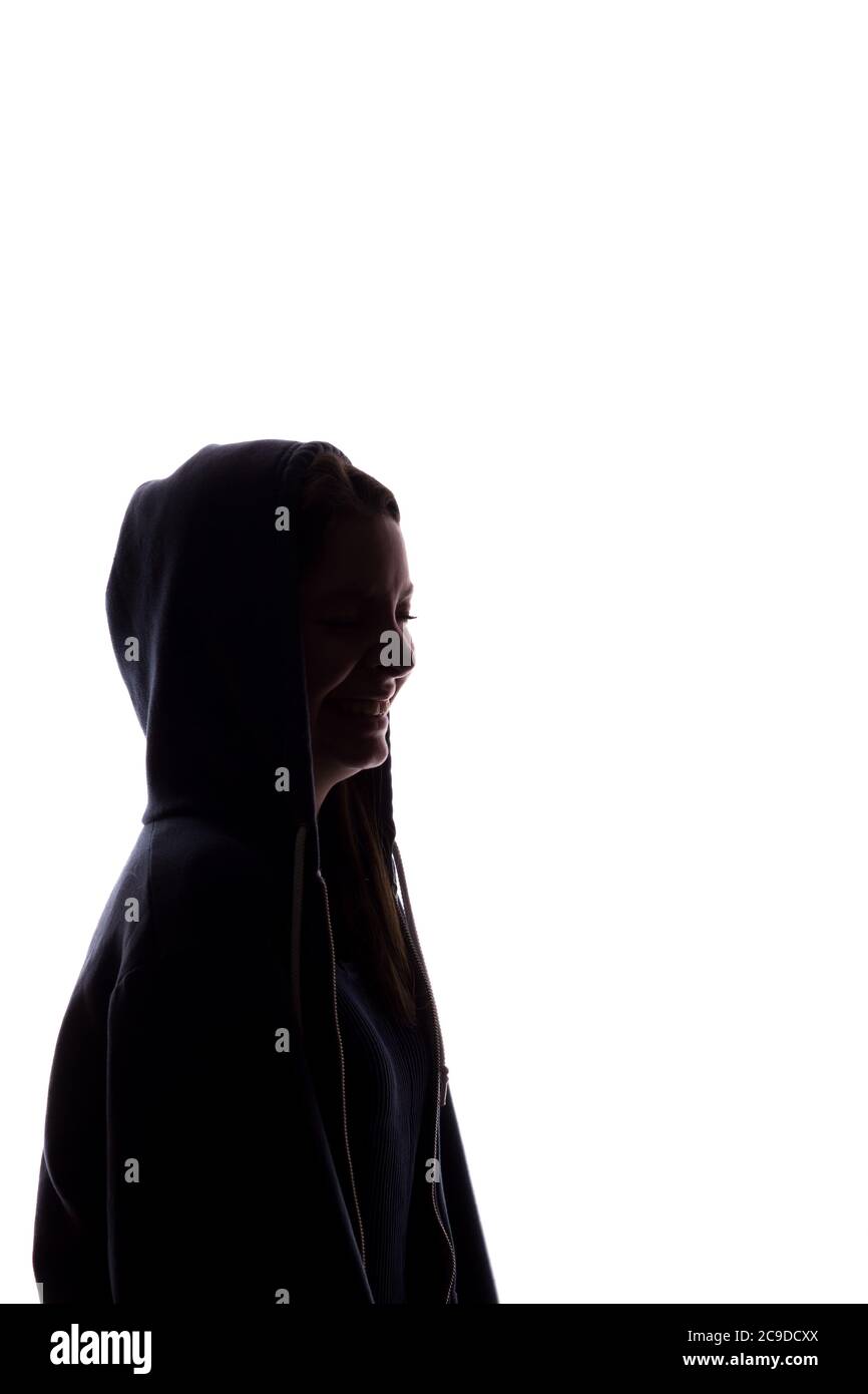 Silhouette di una ragazza nel cappuccio, il simbolo dell'anonimato - isolare Foto Stock