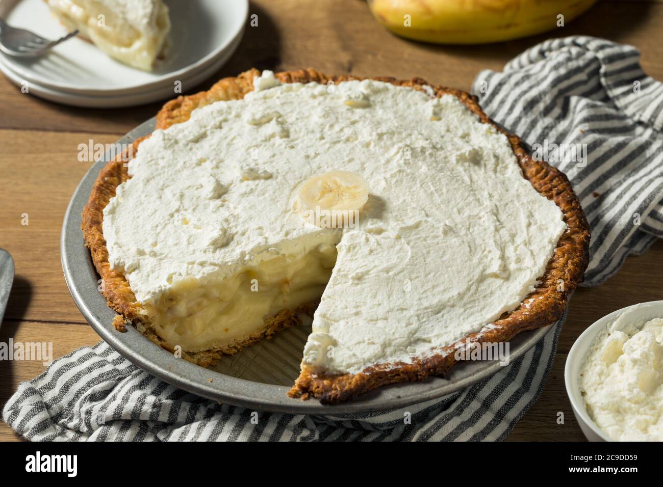 Torta alla crema di banana dolce fatta in casa pronta a mangiare Foto Stock