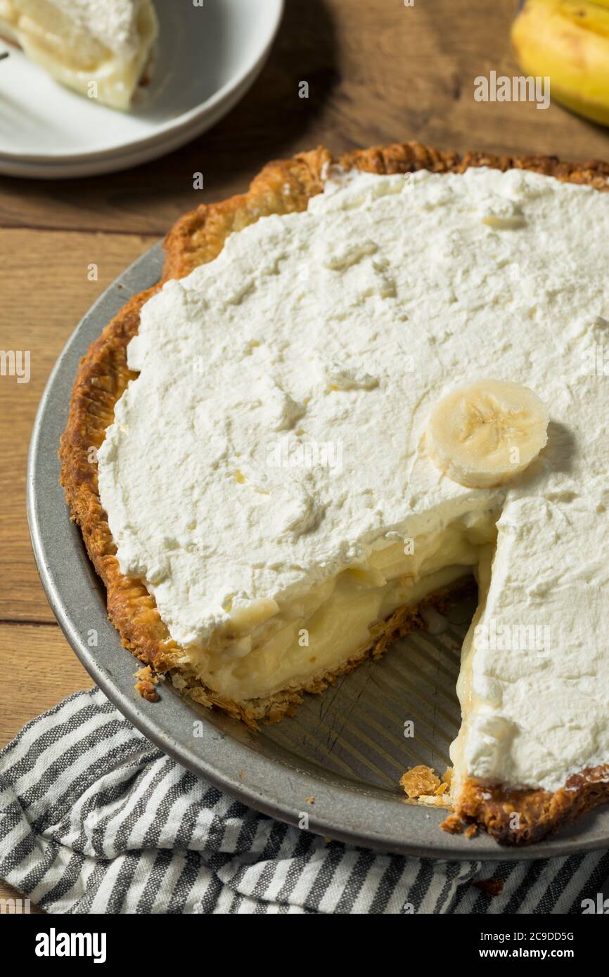 Torta alla crema di banana dolce fatta in casa pronta a mangiare Foto Stock