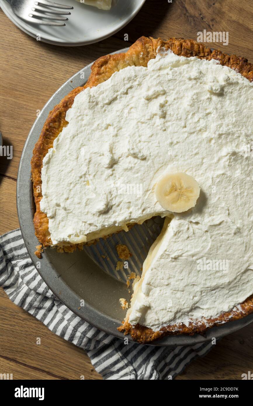 Torta alla crema di banana dolce fatta in casa pronta a mangiare Foto Stock