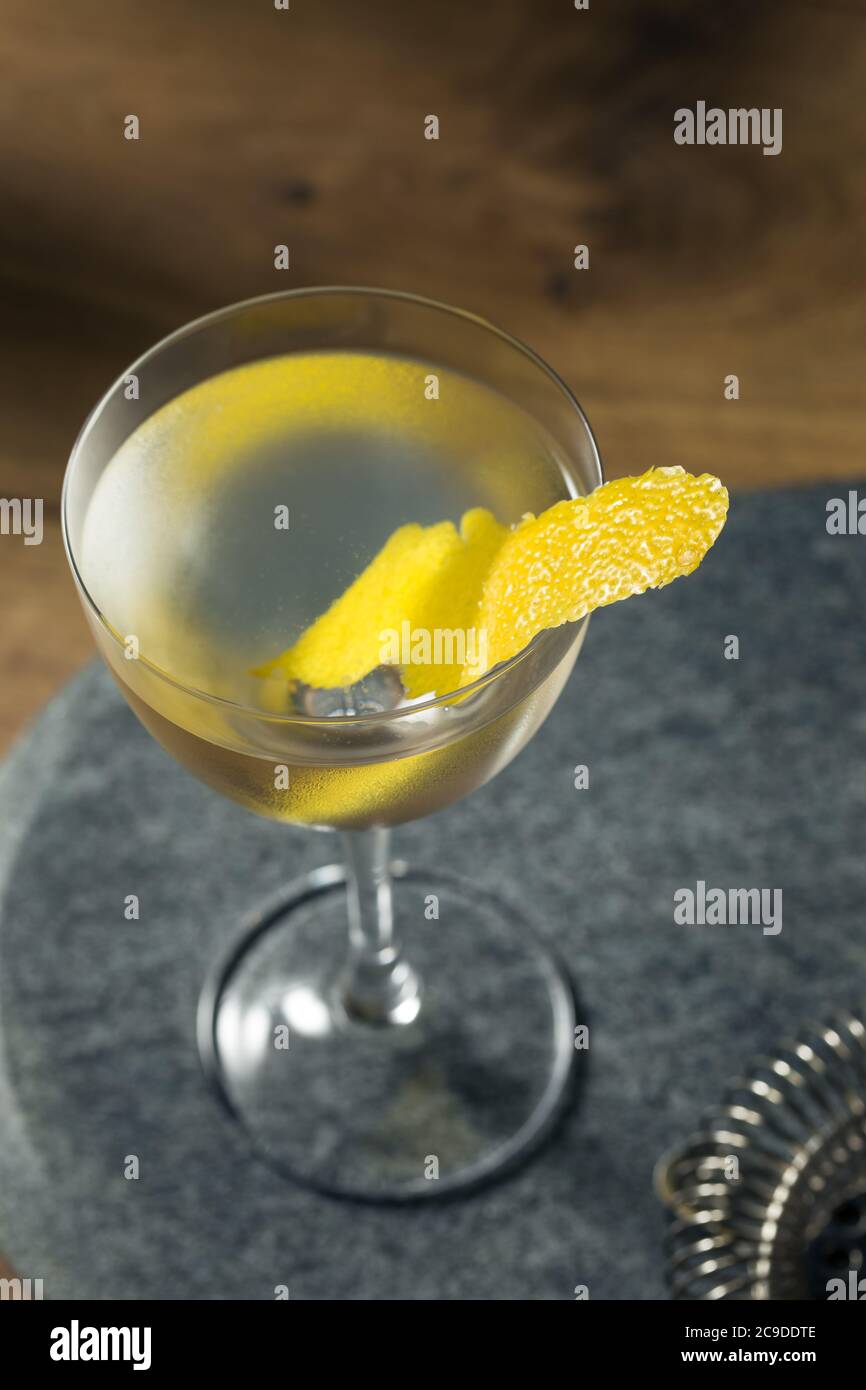 Cocktail Boozy Dry Vesper Martini con Peel al limone Foto Stock