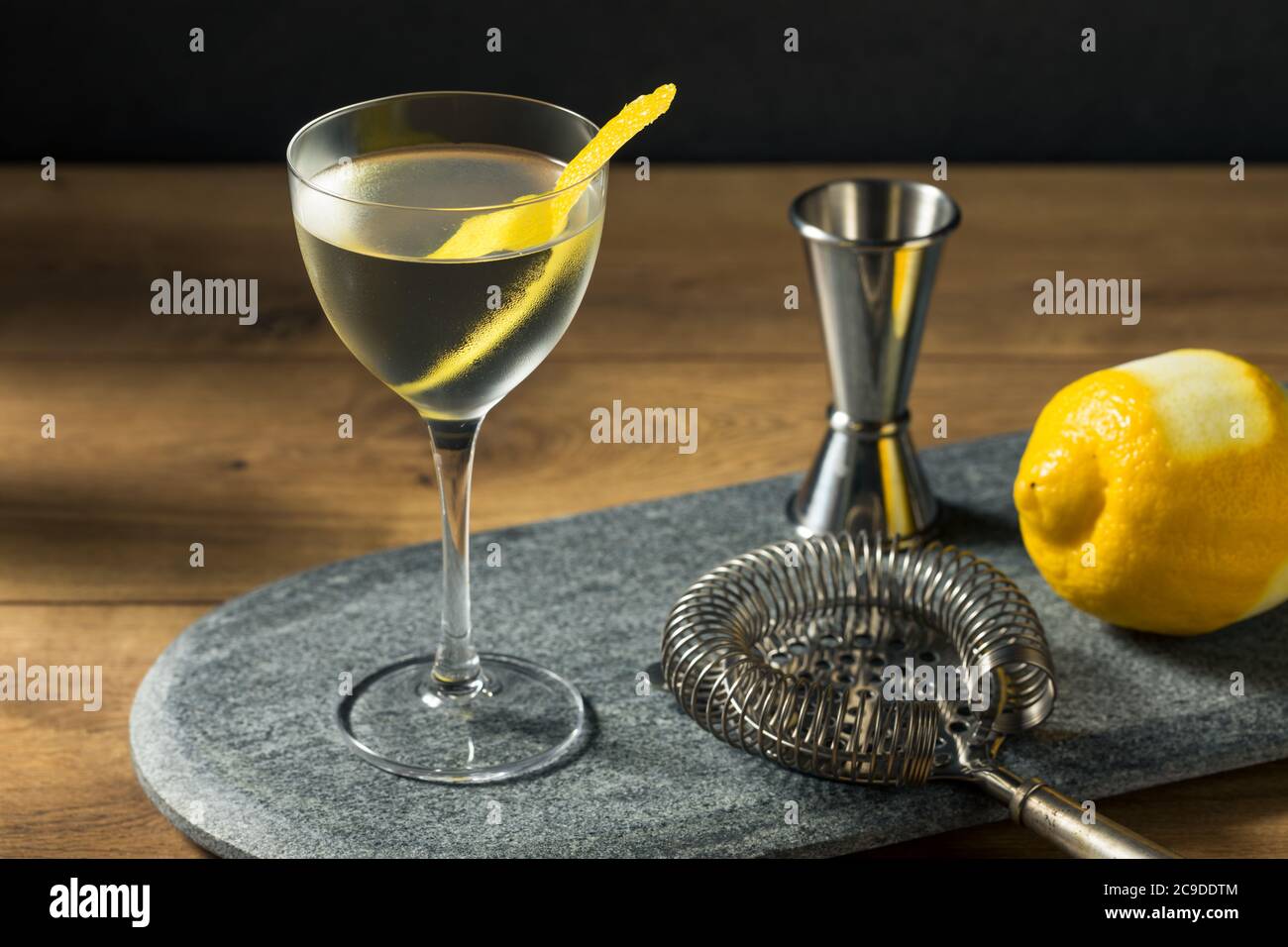 Cocktail Boozy Dry Vesper Martini con Peel al limone Foto Stock