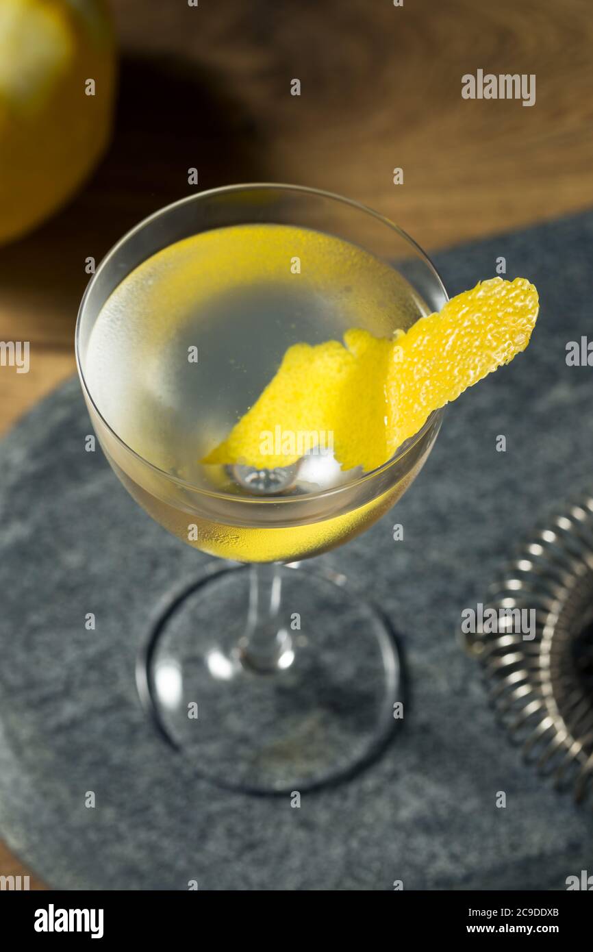 Cocktail Boozy Dry Vesper Martini con Peel al limone Foto Stock