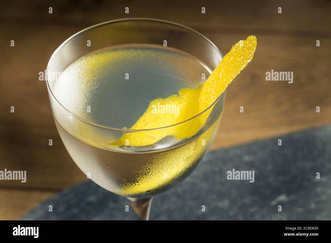 Cocktail Boozy Dry Vesper Martini con Peel al limone Foto Stock