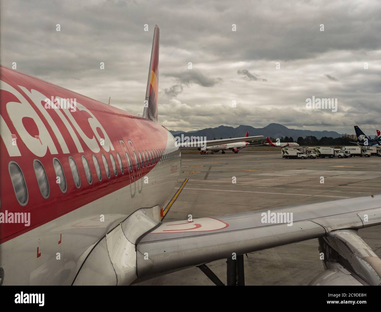 Bogotà, Colombia - Settembre, 2019: Fila delle finestre sull'aereo della compagnia aerea colombiana Avianca all'aeroporto di Bogotà. America del Sud, America Latina Foto Stock