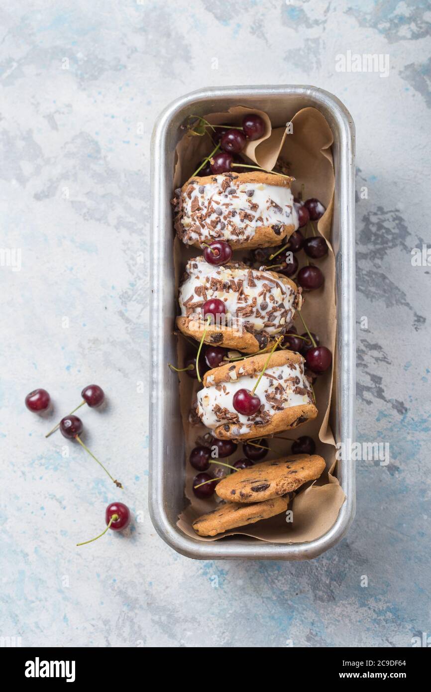 panini con gelato alla ciliegia e biscotti al cioccolato Foto Stock
