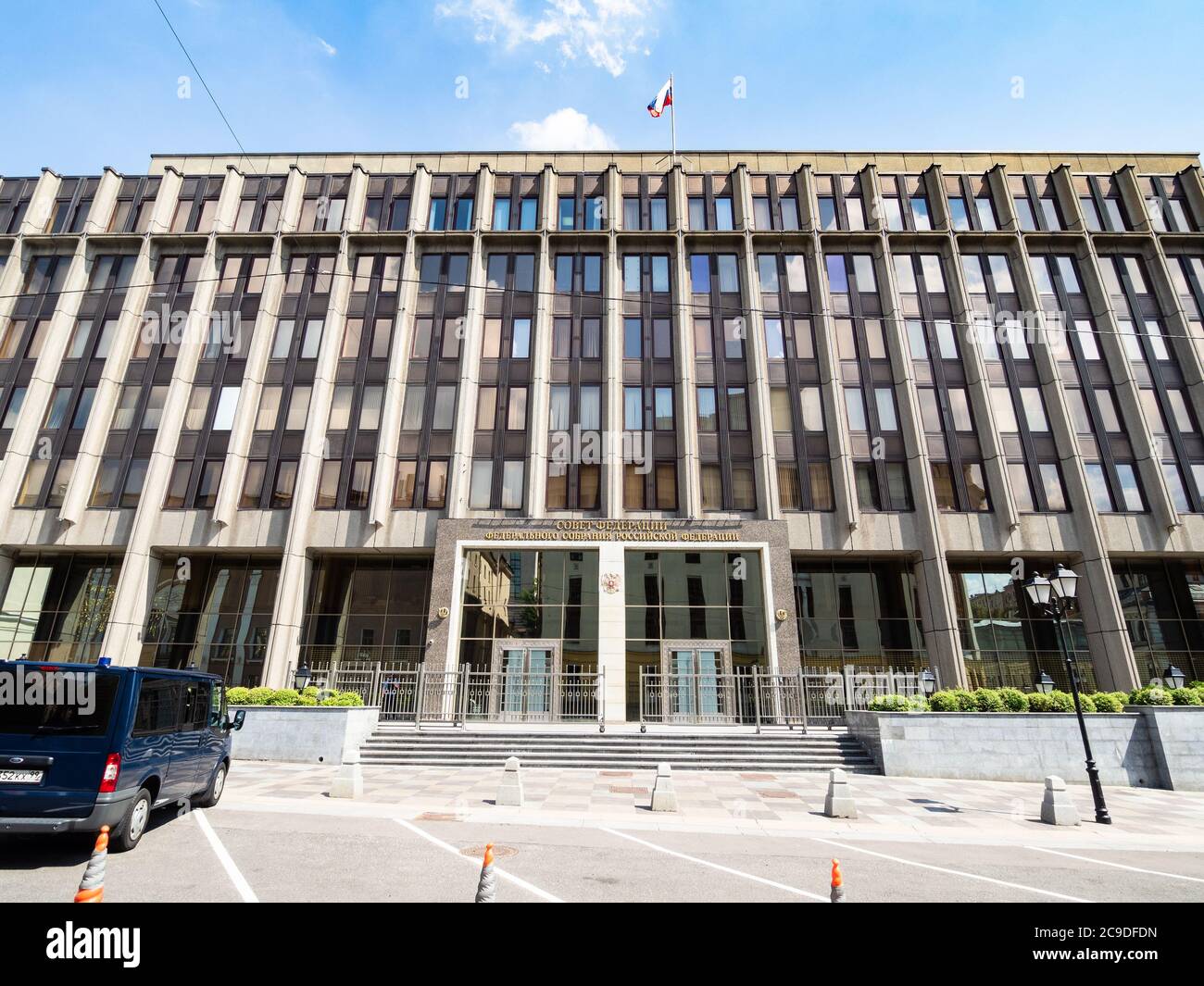 MOSCA, RUSSIA - 12 LUGLIO 2020: Facciata della costruzione del Consiglio Federale dell'Assemblea Federale della Federazione Russa su Bolshaya Dmitrovka Stree Foto Stock