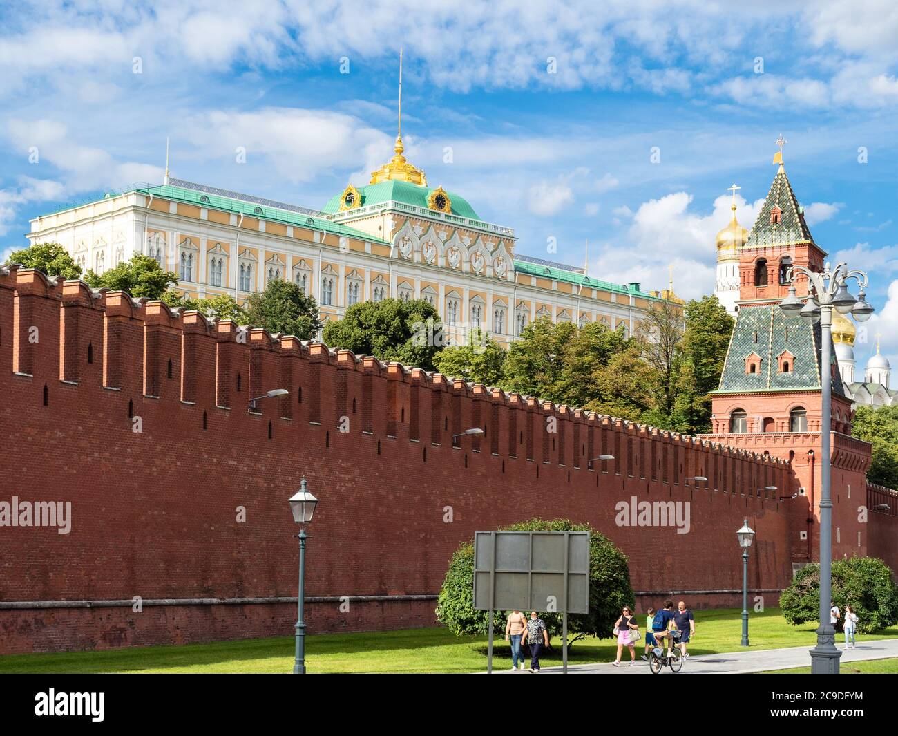 MOSCA, RUSSIA - 25 LUGLIO 2020: Le persone camminano lungo il Muro del Cremlino con la Torre dell'Annunciazione e vista del Palazzo del Grande Cremlino durante il tour panoramico della città Foto Stock