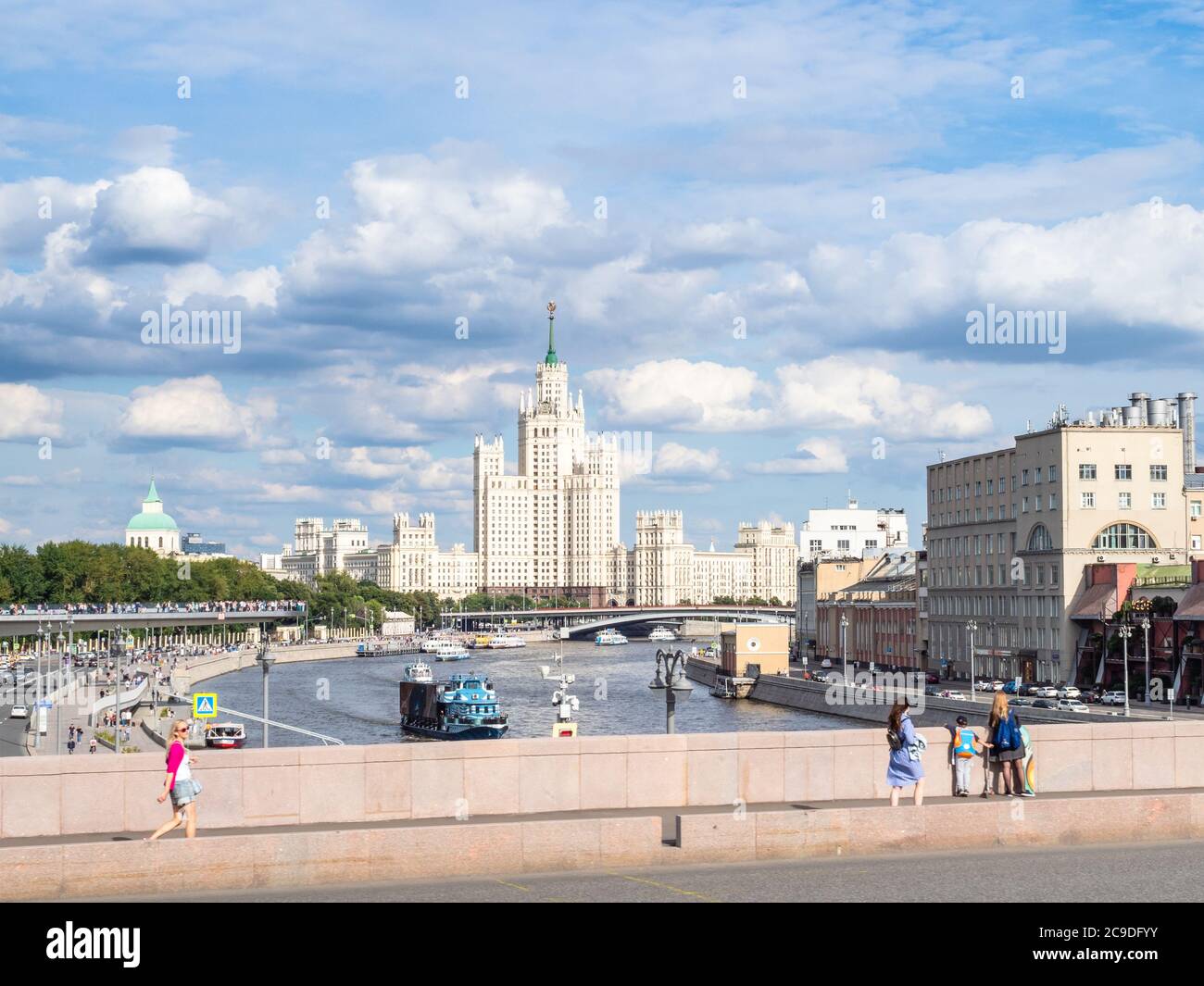 MOSCA, RUSSIA - 25 LUGLIO 2020: Vista delle persone che camminano e del Kotelnicheskaya Embankment Building dal ponte Moskvoretsky di Bolshoy durante la visita della città Foto Stock