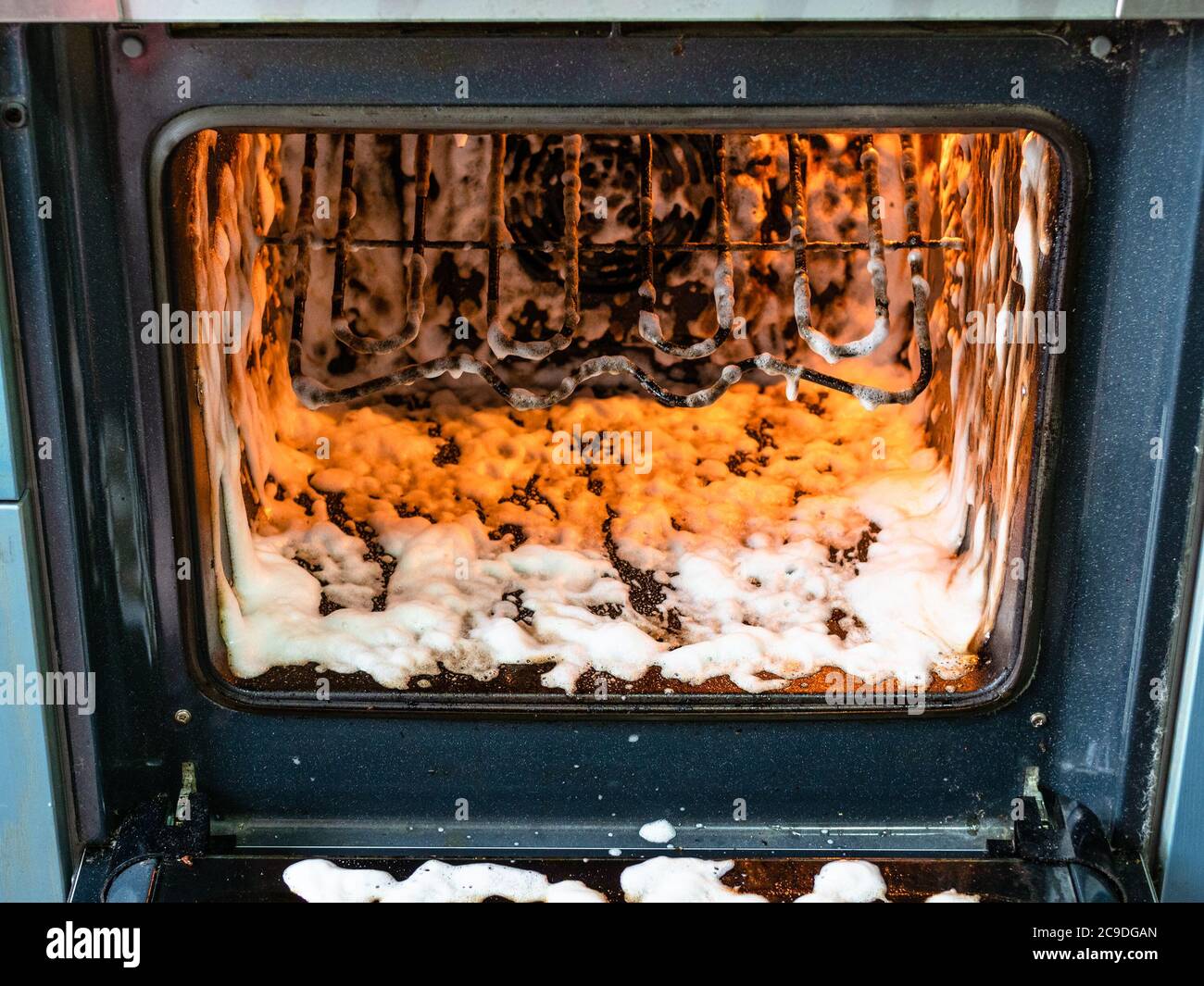 forno di pulizia in cucina domestica - camera interna del forno sporco  coperta da reagente Foto stock - Alamy
