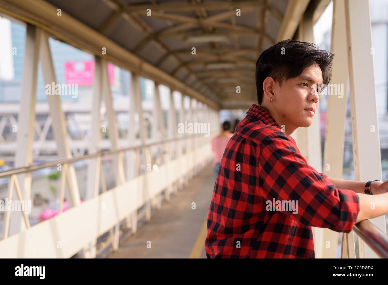 Giovane bello hipster asiatico a passerella in città Foto Stock