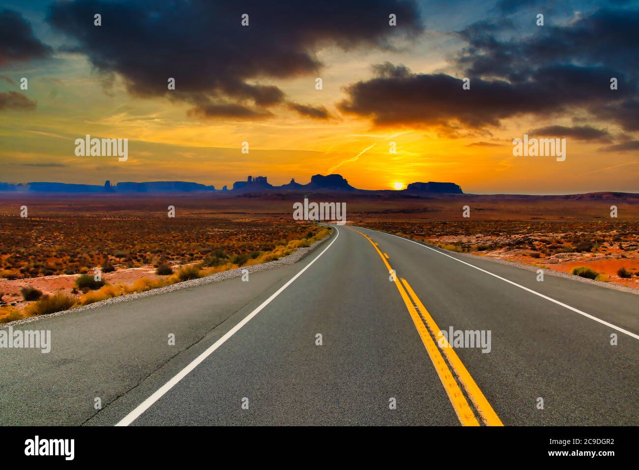 una lunga strada nella valle monumento Foto Stock
