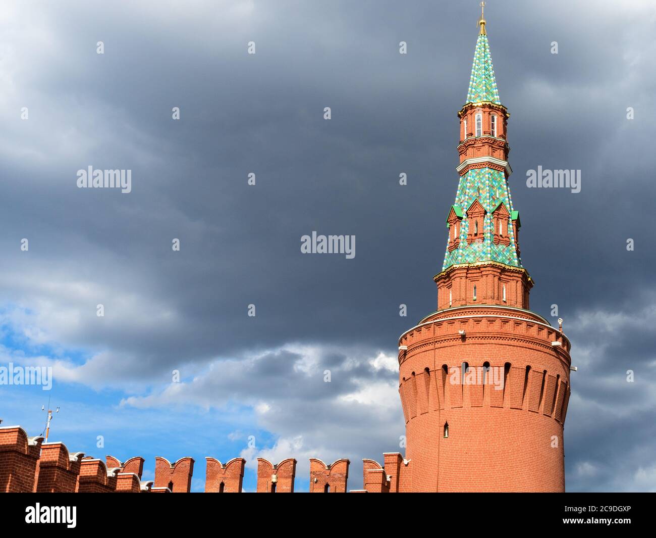 Vista del Muro del Cremlino con la Torre di Beklemishevskay e la nuvola grigia piovosa in cielo blu durante il tour panoramico della città in autobus turistico nella città di Mosca in sume Foto Stock