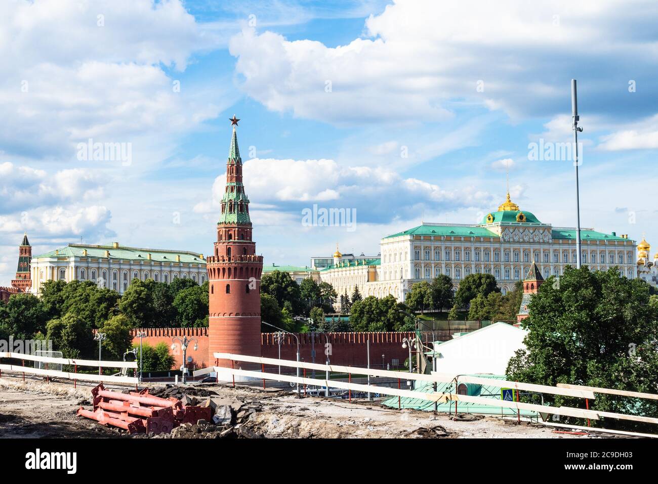 Vista del Cremlino con la torre Vodovzvodnaya, il Palazzo del Grande Cremlino dal Ponte Bolshoy Kamenny riparato durante il tour panoramico della città in autobus a M Foto Stock
