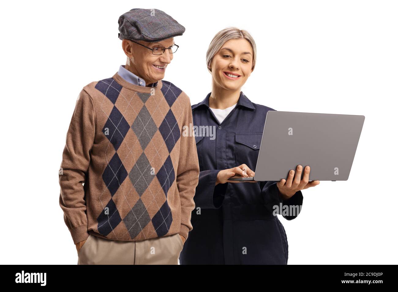 Operatrice meccanica femminile che mostra un computer portatile ad un uomo anziano isolato su sfondo bianco Foto Stock