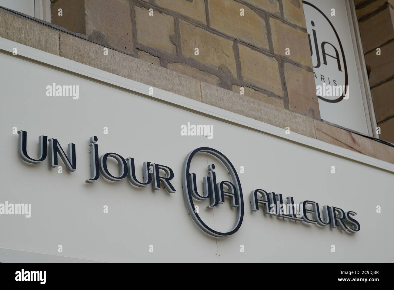 Bordeaux , Aquitaine / Francia - 07 25 2020 : un jour ailleurs uja paris  shop logo e testo segno di donna moda negozio abbigliamento marca Foto  stock - Alamy