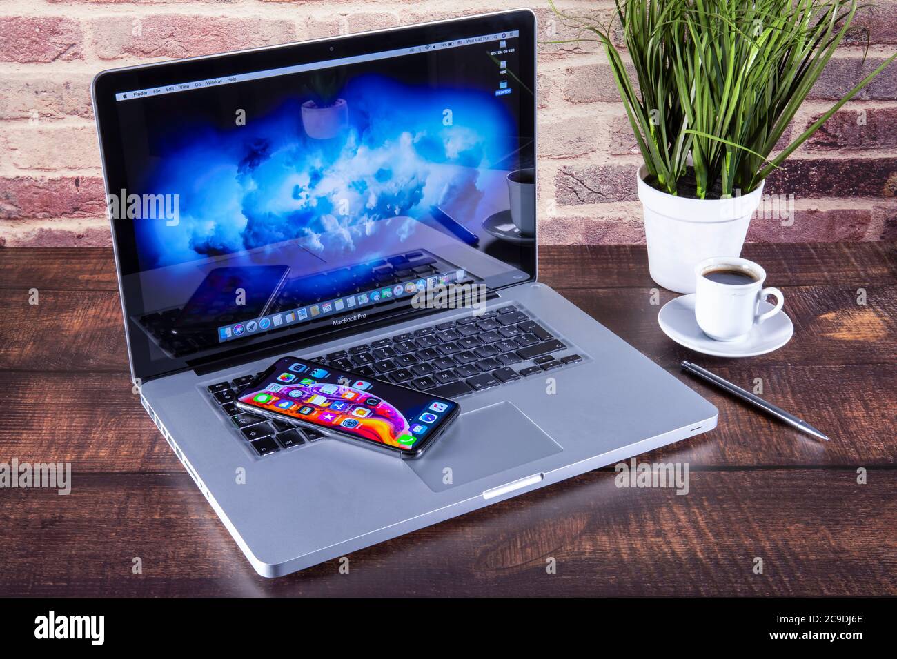 Galati, Romania - 29 Maggio 2019: Nuovo iPhone Xs e Xs Max modello dello smartphone da Apple Computer vicino. Nuovo Apple iPhone su MacBook Pro 15 chiave per laptop Foto Stock Galati, Romania - 29 Maggio 2019: Nuovo iPhone Xs e Xs Max modello dello smartphone da Apple Computer vicino. Nuovo Apple iPhone su MacBook Pro 15 chiave per laptop Foto Stock