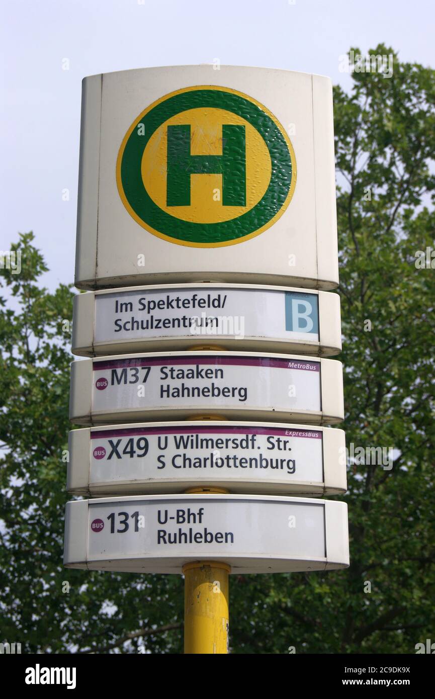 Die BVG-Halteselle im Schulzentrum im Schulzentrum im Schulzentrum in Berlin-Spandau Foto Stock