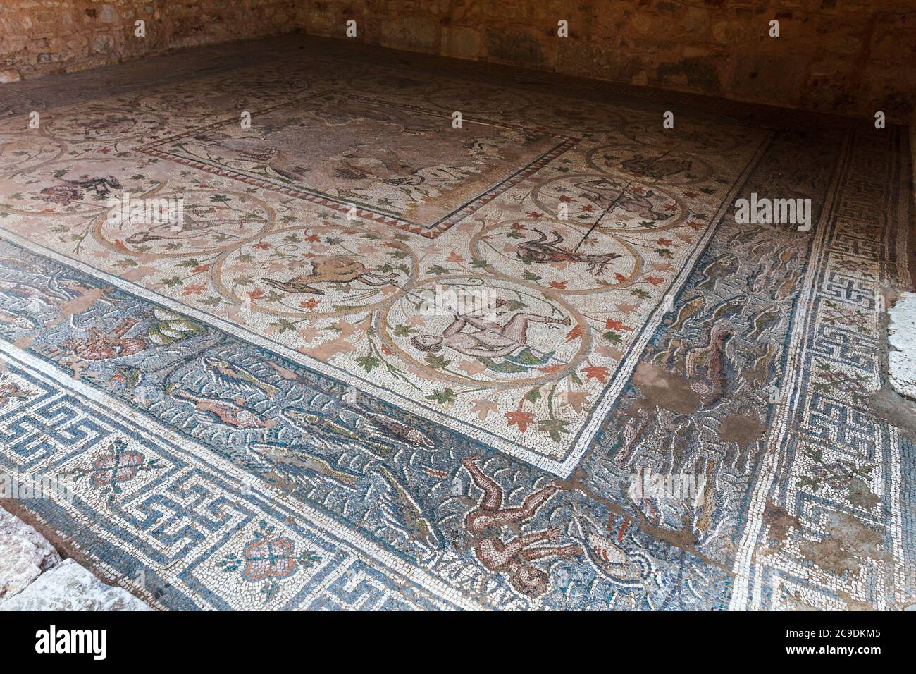 Pavimenti mosaici della Pastoforion Meridionale (pastophoria) nella Basilica di Doumetios nell'antica Nicopoli (Nikopoli), a Preveza, Epiro, Grecia Foto Stock