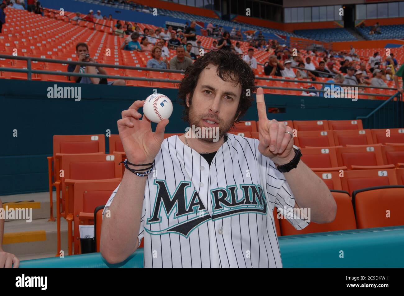 Miami Beach, Stati Uniti. 29 Giugno 2005. Adam Gaynor of Matchbox Twenty fame lancia il primo primato onorario al gioco Florida Marlins VS. The Atlanta Braves at Pro Player Stadium Credit: Storms Media Group/Alamy Live News Foto Stock