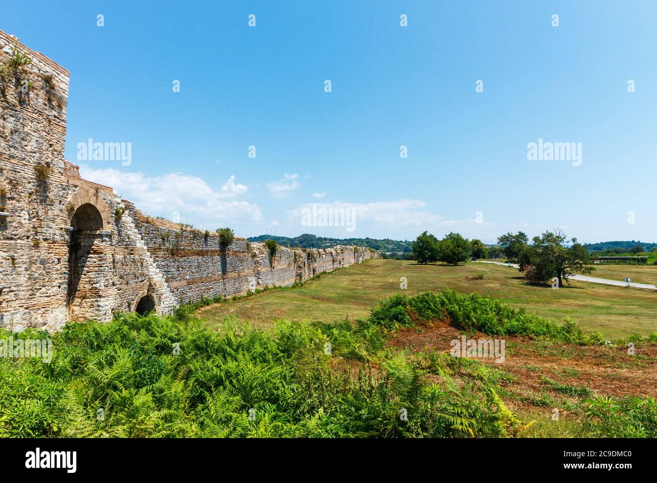 Le mura dell'antico Nikopolis (probabilmente il più grande sito archeologico della Grecia) vicino alla città di Preveza, Epiro. Foto Stock