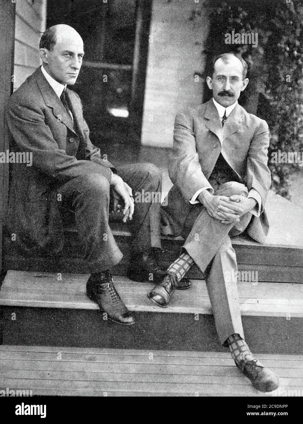 I FRATELLI DI WRIGHT pionieri dell'aviazione americana circa 1910 con Orville (1871-1948) a destra e Wilbur (1867-1912) Foto Stock