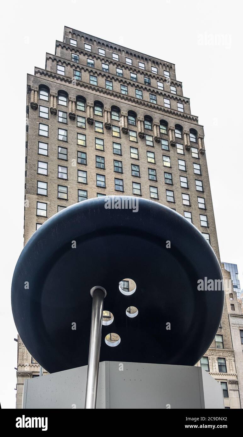 New York City, USA, 2019 maggio, Needle Threading A Button at 191 W 39th St, Manhattan Foto Stock