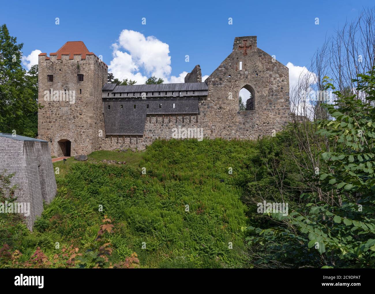 Il Castello di Sigulda sorge su una collina che domina la valle primordiale del fiume Gauja, all'interno del Parco Nazionale di Gauja, Latavia Foto Stock