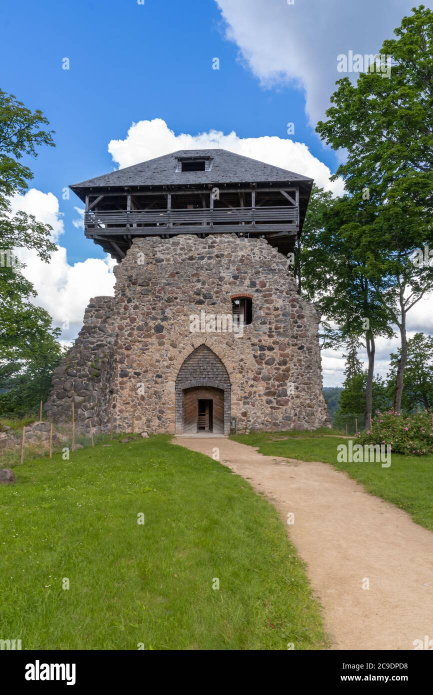 Il Castello di Sigulda sorge su una collina che domina la valle primordiale del fiume Gauja, all'interno del Parco Nazionale di Gauja, Latavia Foto Stock