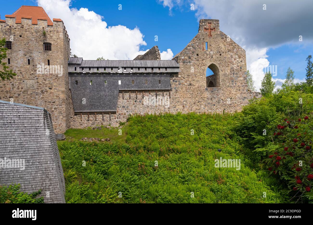 Il Castello di Sigulda sorge su una collina che domina la valle primordiale del fiume Gauja, all'interno del Parco Nazionale di Gauja, Latavia Foto Stock