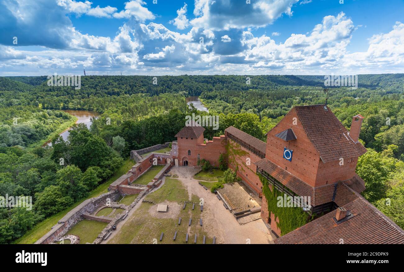 Castello Turaida, un castello medievale a Turaida, all'interno del Parco Nazionale di Gauja nella regione di Vidzeme in Lettonia, sulla riva opposta del fiume Gauja Foto Stock