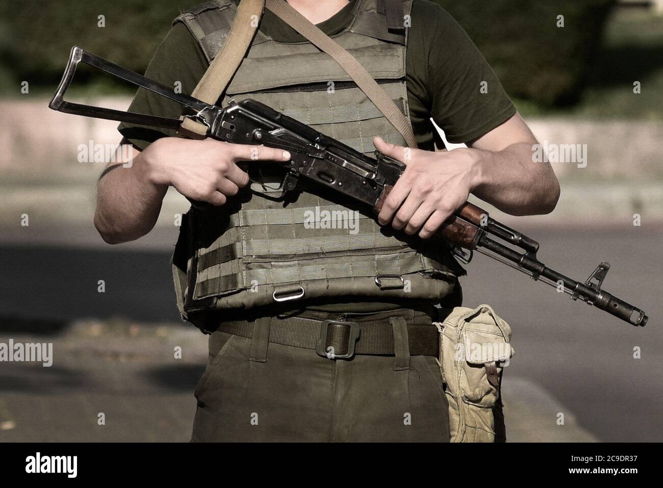 Soldato militare con arma. Forze armate, truppe, esercito. Soldato con fucile d'assalto Kalashnikov (AK-74) Foto Stock