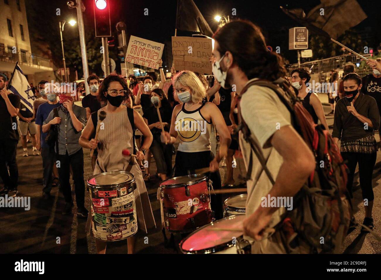 Gerusalemme, Israele. 30 luglio 2020. La gente suona la batteria durante una protesta anti-governativa vicino alla residenza del primo ministro israeliano Benjamin Netanyahu a Gerusalemme. Credit: Ilia Yefimovich/dpa/Alamy Live News Foto Stock