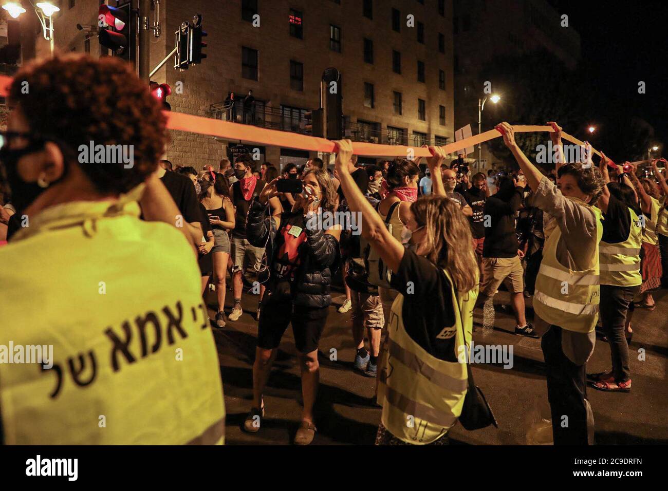 Gerusalemme, Israele. 30 luglio 2020. La gente partecipa a una protesta anti-governativa nei pressi della residenza del primo ministro israeliano Benjamin Netanyahu a Gerusalemme. Credit: Ilia Yefimovich/dpa/Alamy Live News Foto Stock