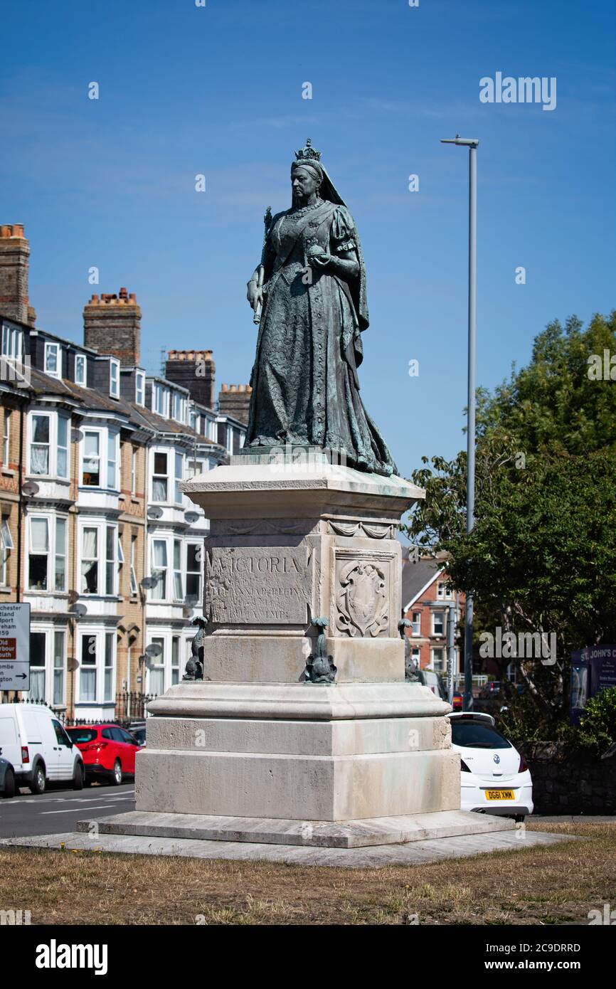 Statua in bronzo a grandezza naturale della Regina Vittoria sul podio di Portland in pietra eretta nel 1902 a Weymouth, Dorset, Regno Unito, il 22 luglio 2020 Foto Stock