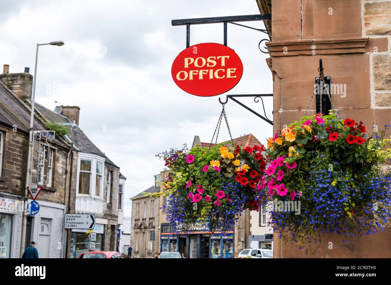 Cestini di fiori di Blooming Belters con l'insegna dell'ufficio postale, Tranent, East Lothian, Scozia, Regno Unito Foto Stock