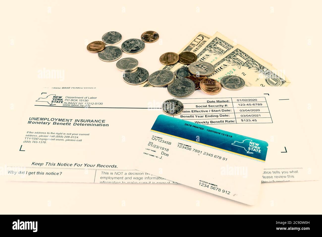 Denaro, monete, carta EBT e lettera dal Dipartimento di Stato del lavoro di NY Foto Stock