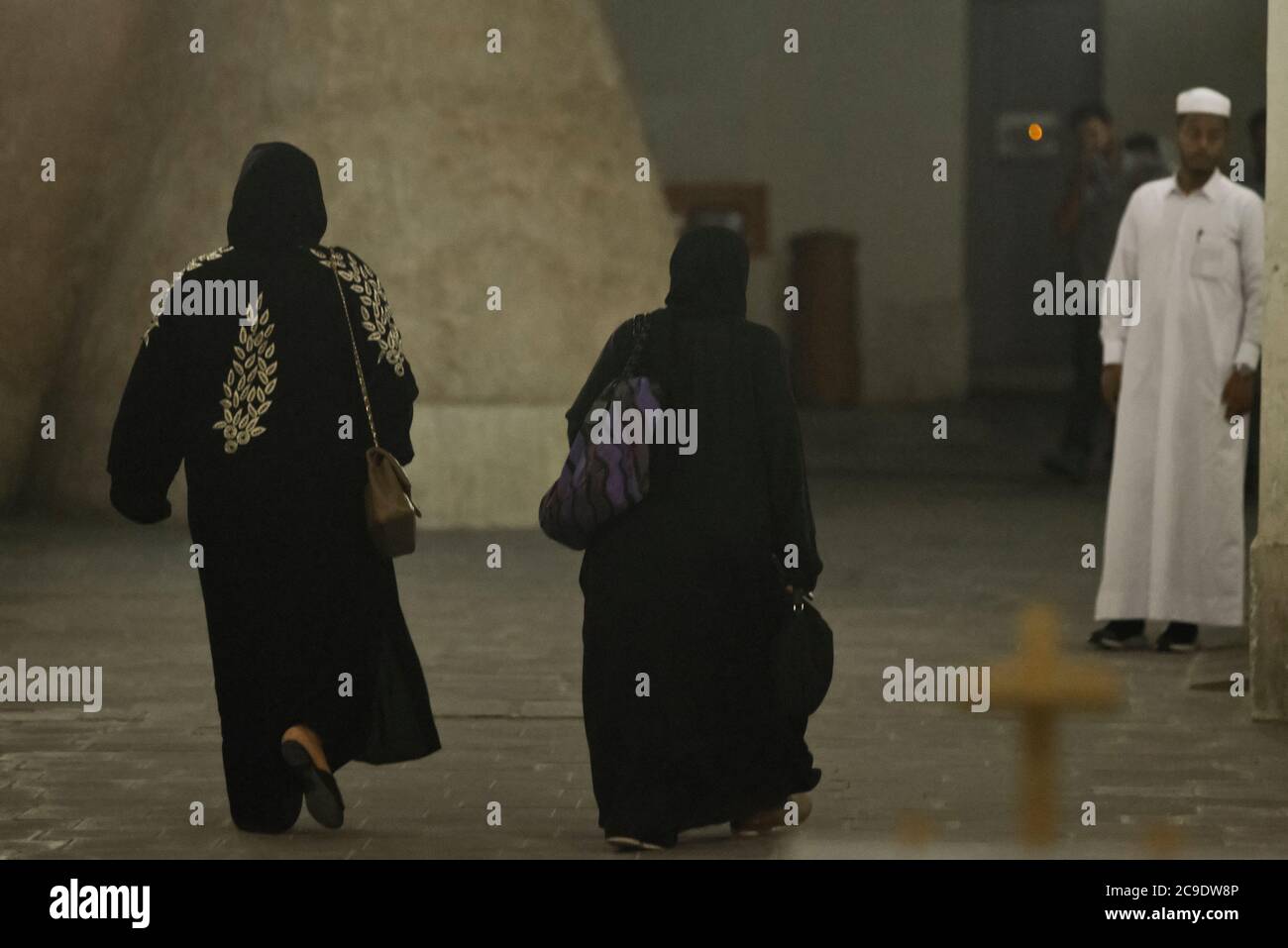 Donne musulmane che indossano burka nero. Souq Waqif, Doha, Qatar Foto Stock