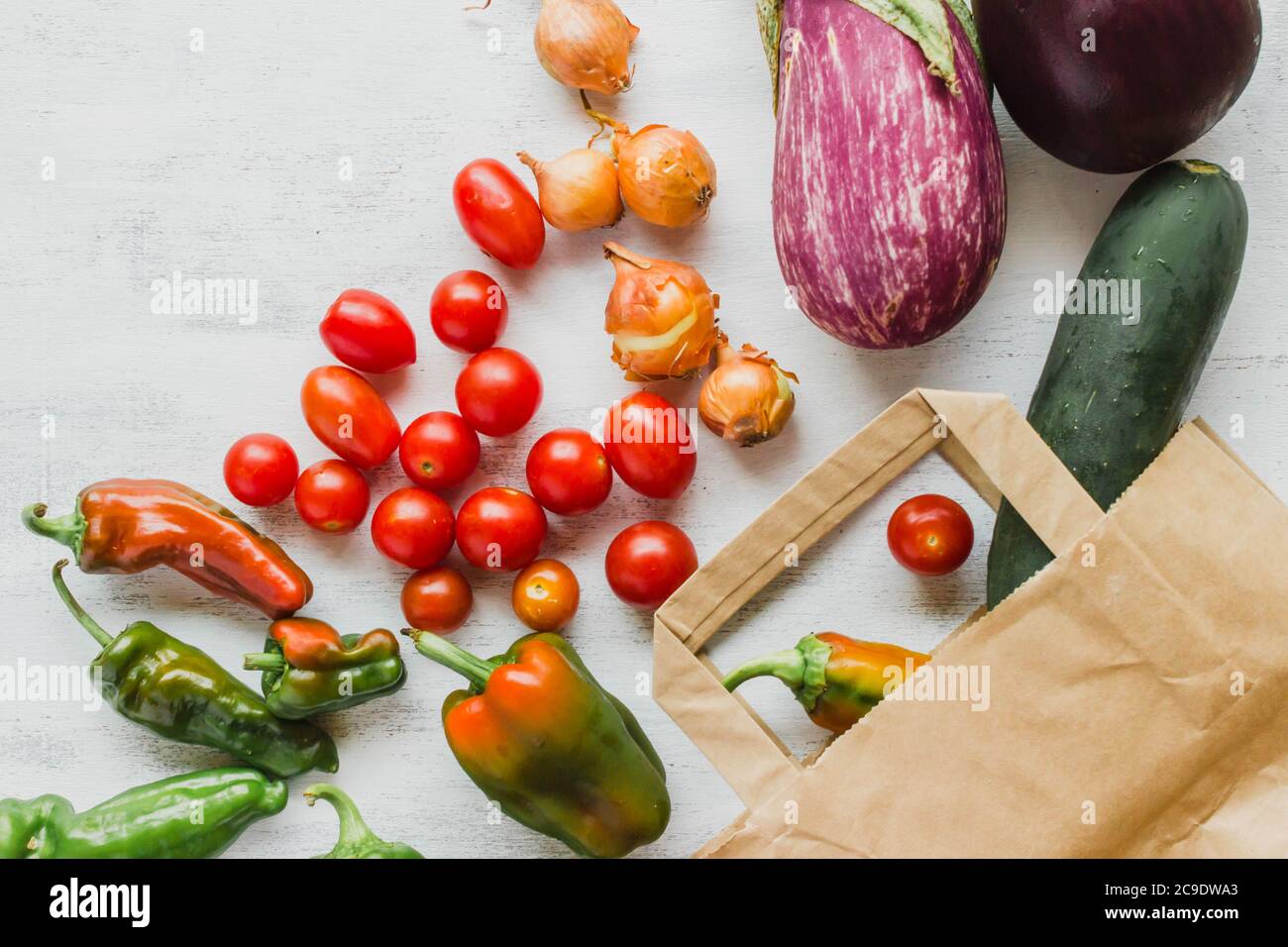 Shopping bag su un angolo con verdure. Concetto di alimentazione sana Foto Stock